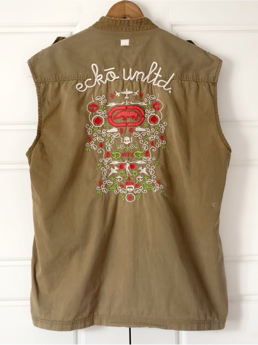 Ecko Unltd Button Up Sleeveless Shirt XXL Tan Embroidered Distressed Military